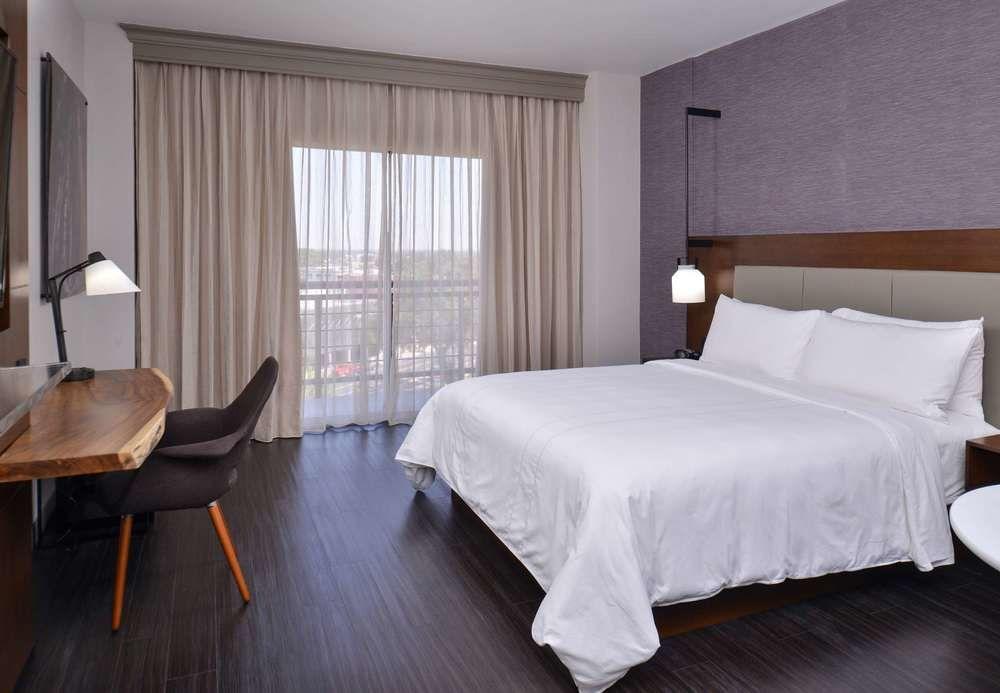 Отель Visalia Marriott At The Convention Center Экстерьер фото