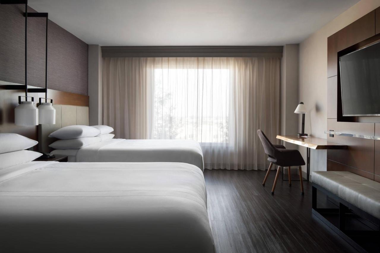 Отель Visalia Marriott At The Convention Center Экстерьер фото