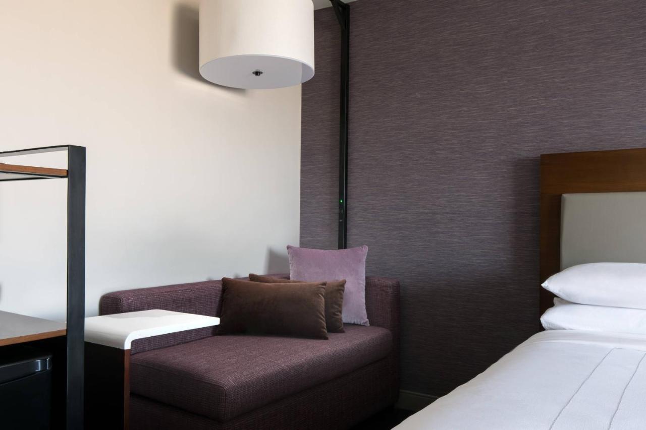 Отель Visalia Marriott At The Convention Center Экстерьер фото