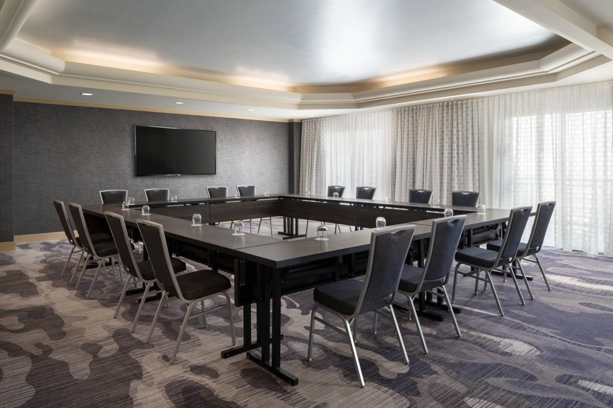 Отель Visalia Marriott At The Convention Center Экстерьер фото