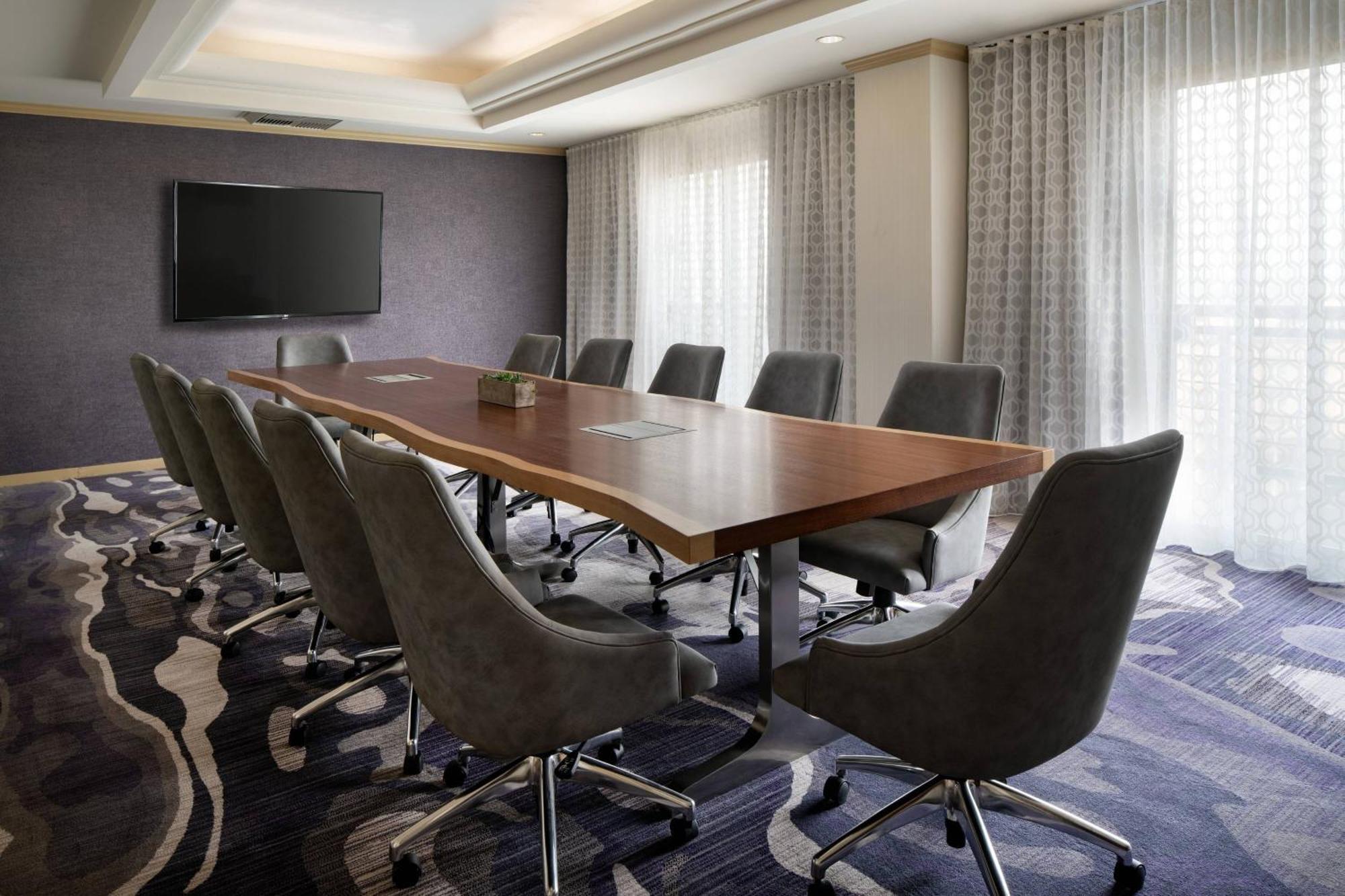 Отель Visalia Marriott At The Convention Center Экстерьер фото