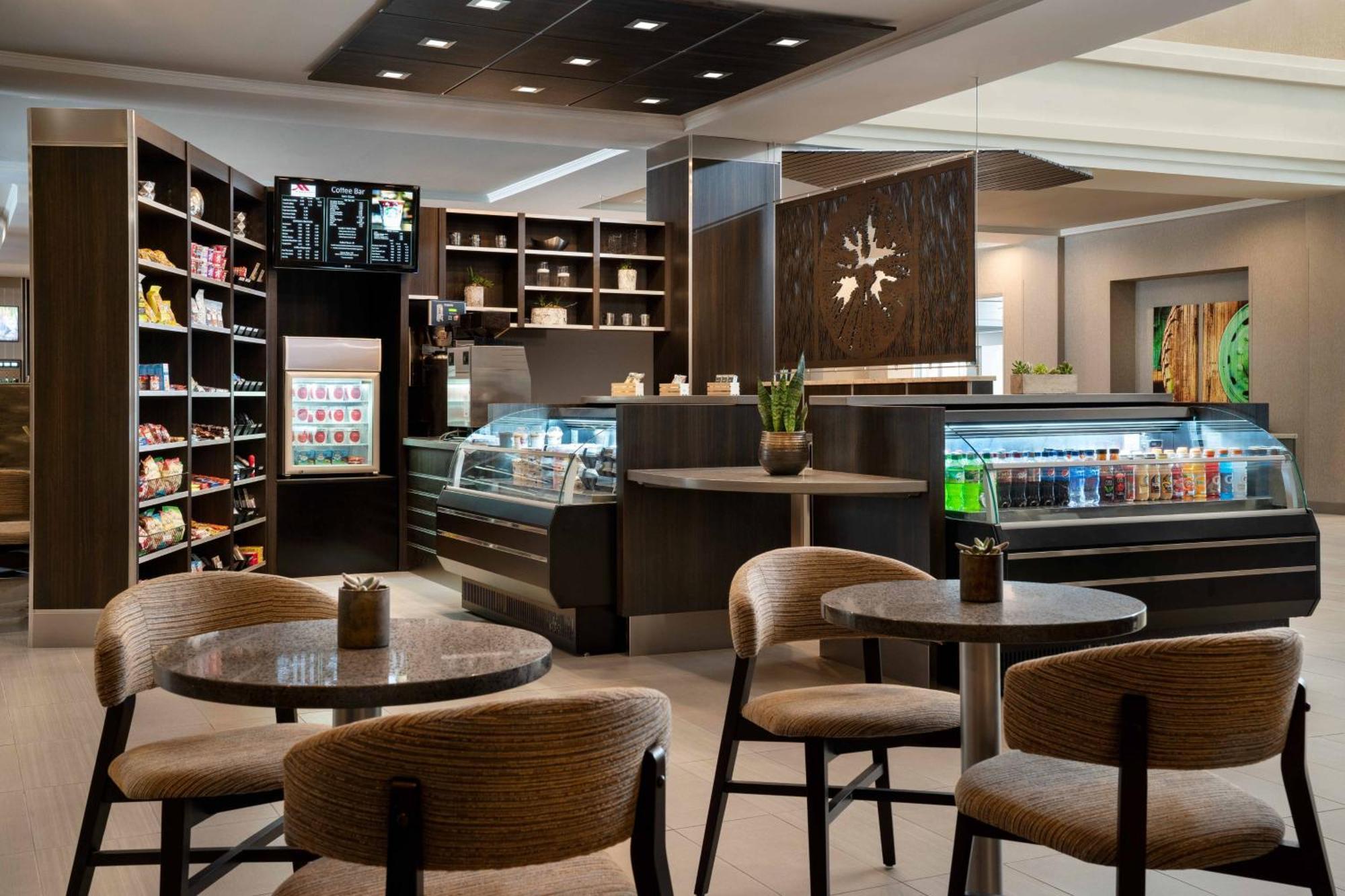 Отель Visalia Marriott At The Convention Center Экстерьер фото