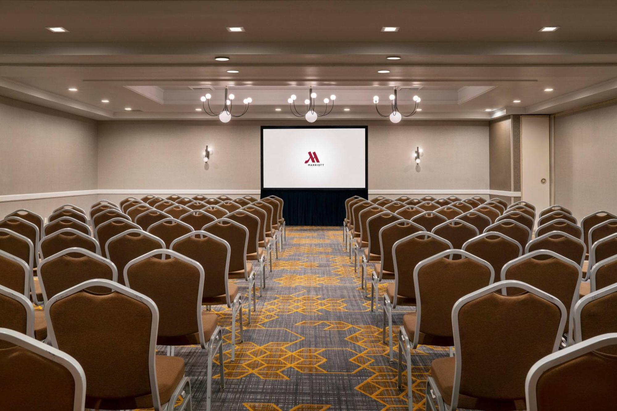 Отель Visalia Marriott At The Convention Center Экстерьер фото