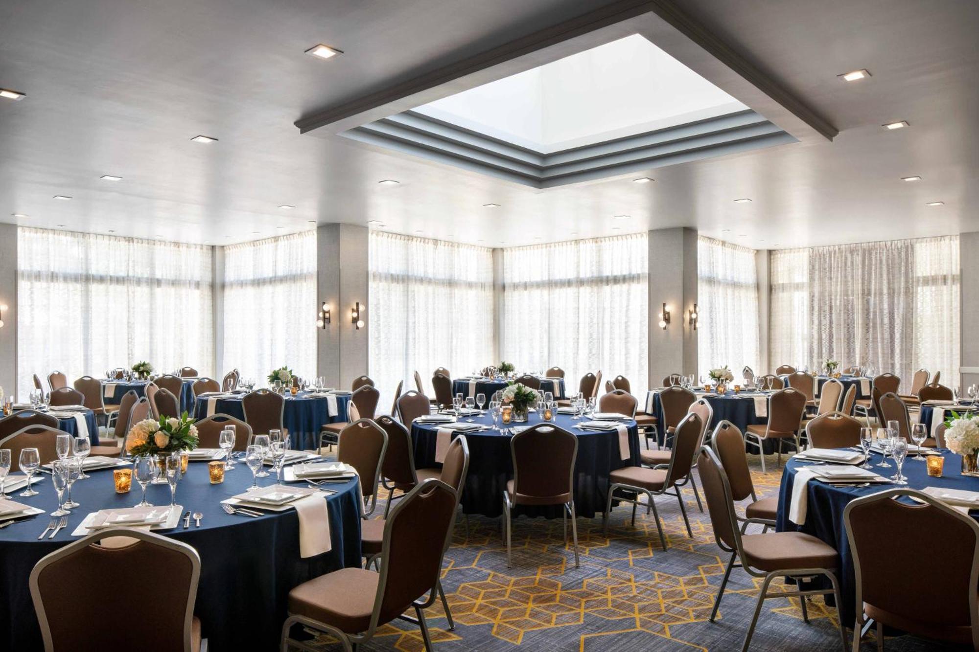 Отель Visalia Marriott At The Convention Center Экстерьер фото
