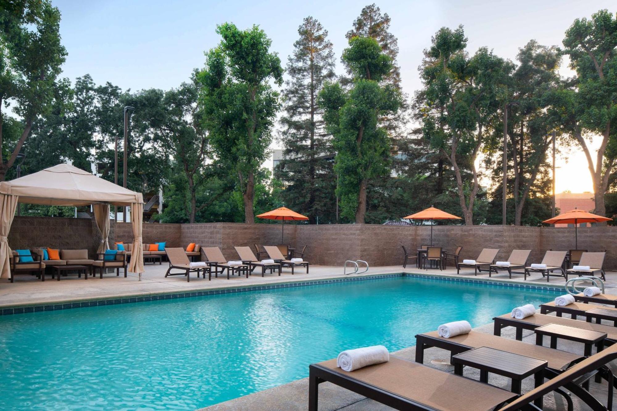 Отель Visalia Marriott At The Convention Center Экстерьер фото