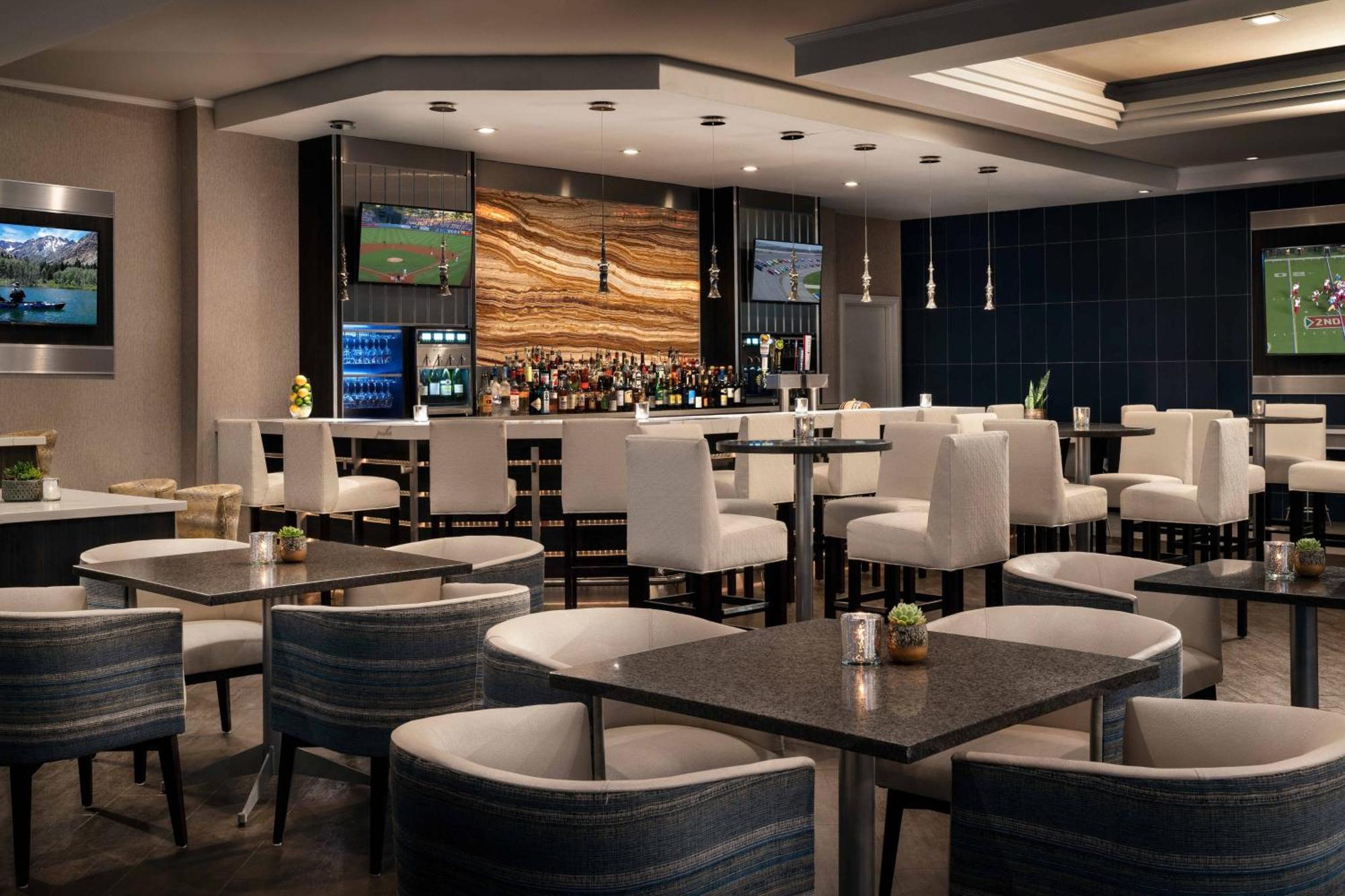 Отель Visalia Marriott At The Convention Center Экстерьер фото
