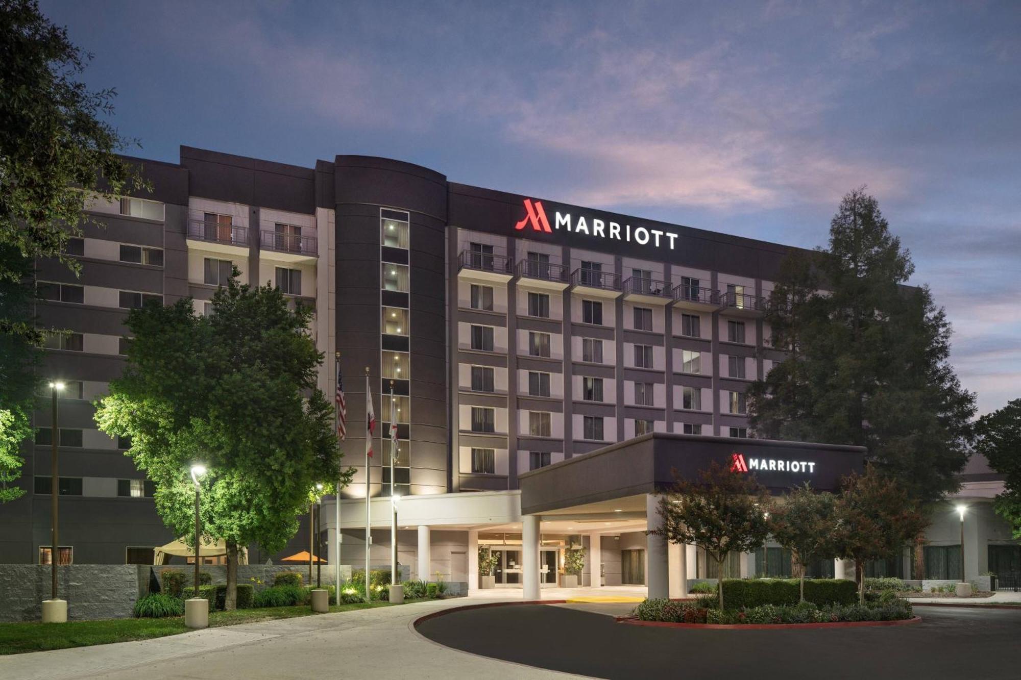 Отель Visalia Marriott At The Convention Center Экстерьер фото