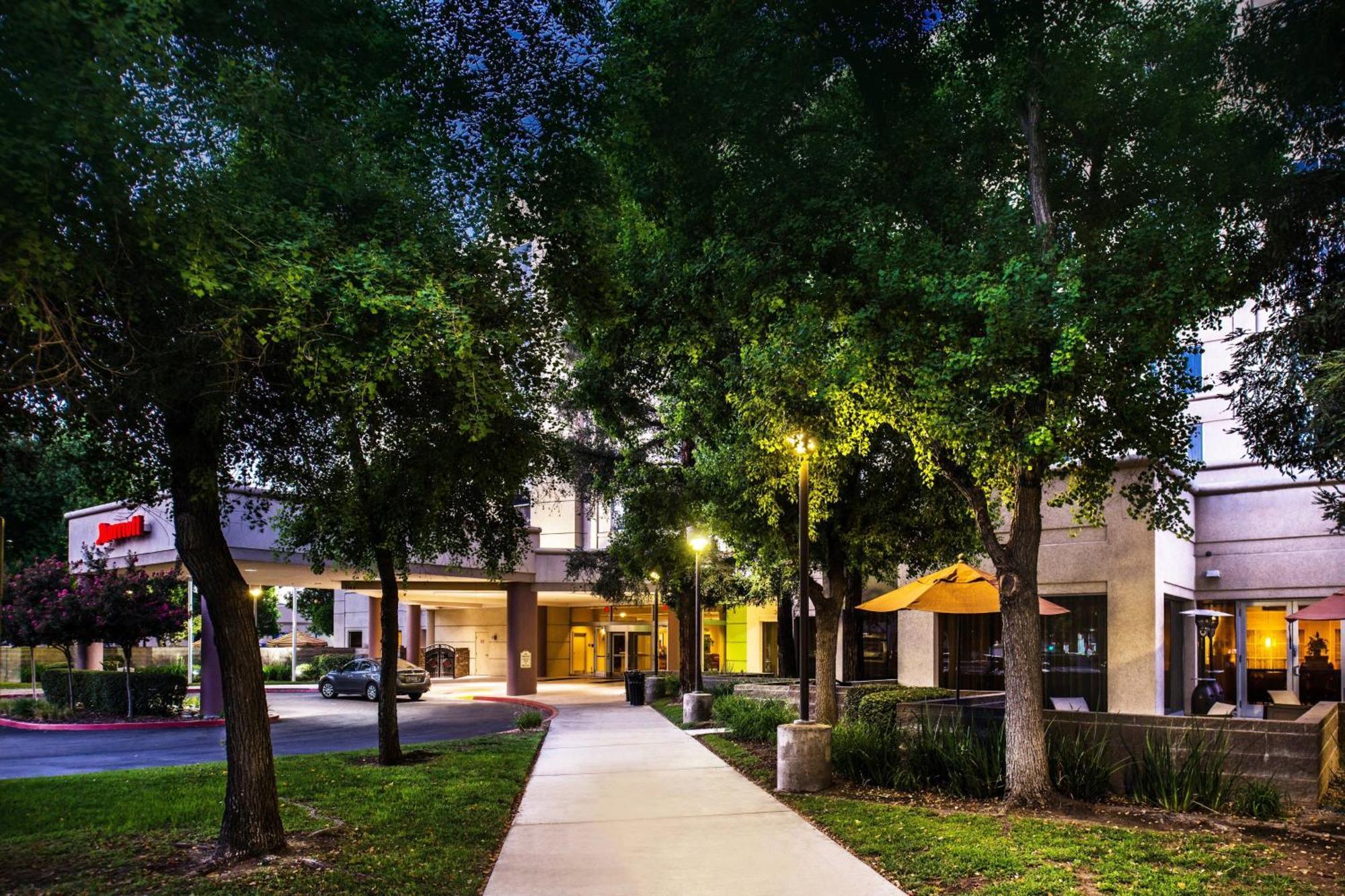 Отель Visalia Marriott At The Convention Center Экстерьер фото