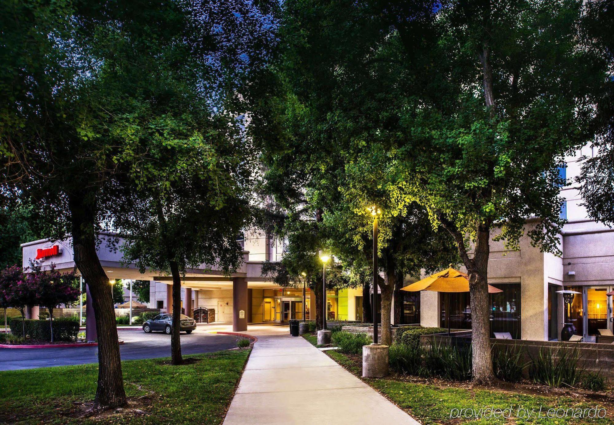 Отель Visalia Marriott At The Convention Center Экстерьер фото