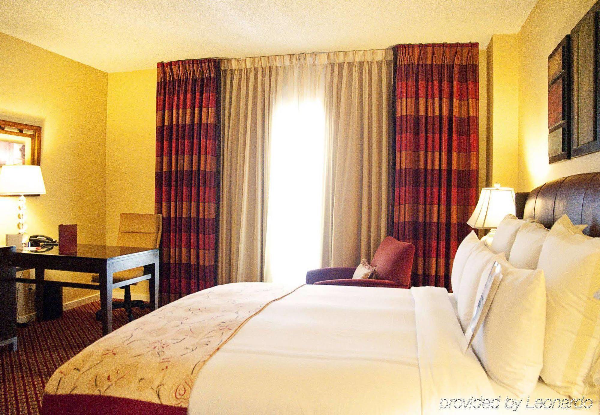 Отель Visalia Marriott At The Convention Center Экстерьер фото