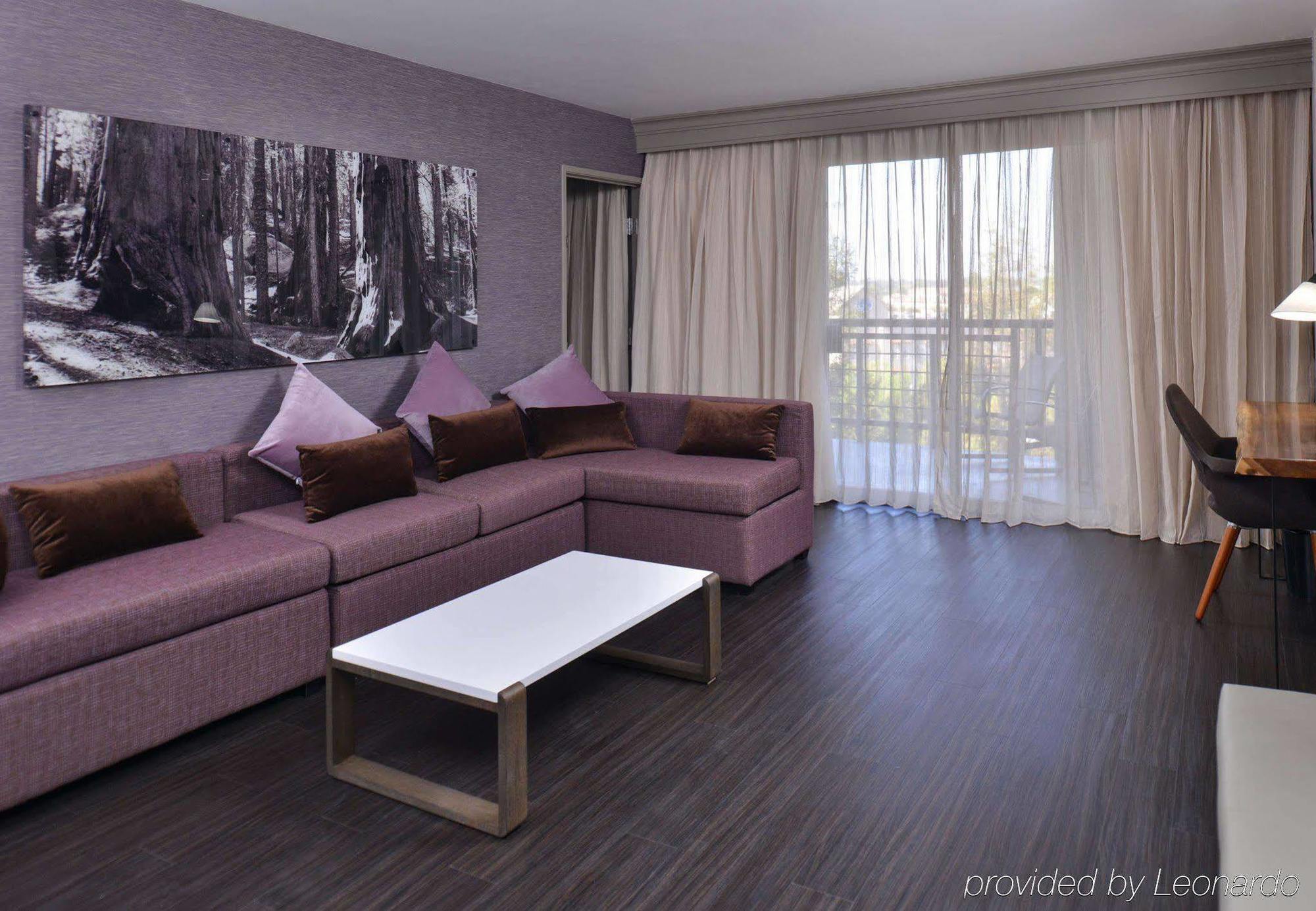 Отель Visalia Marriott At The Convention Center Экстерьер фото