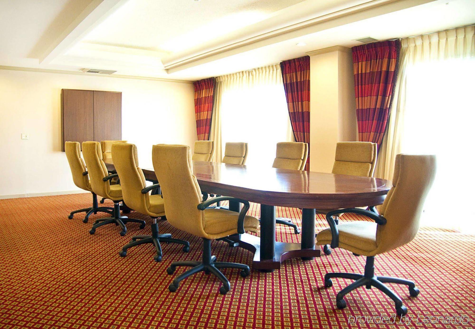 Отель Visalia Marriott At The Convention Center Экстерьер фото
