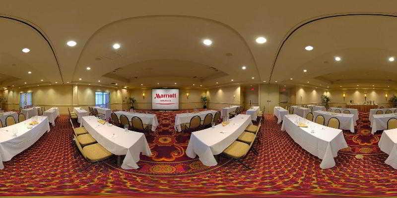 Отель Visalia Marriott At The Convention Center Экстерьер фото