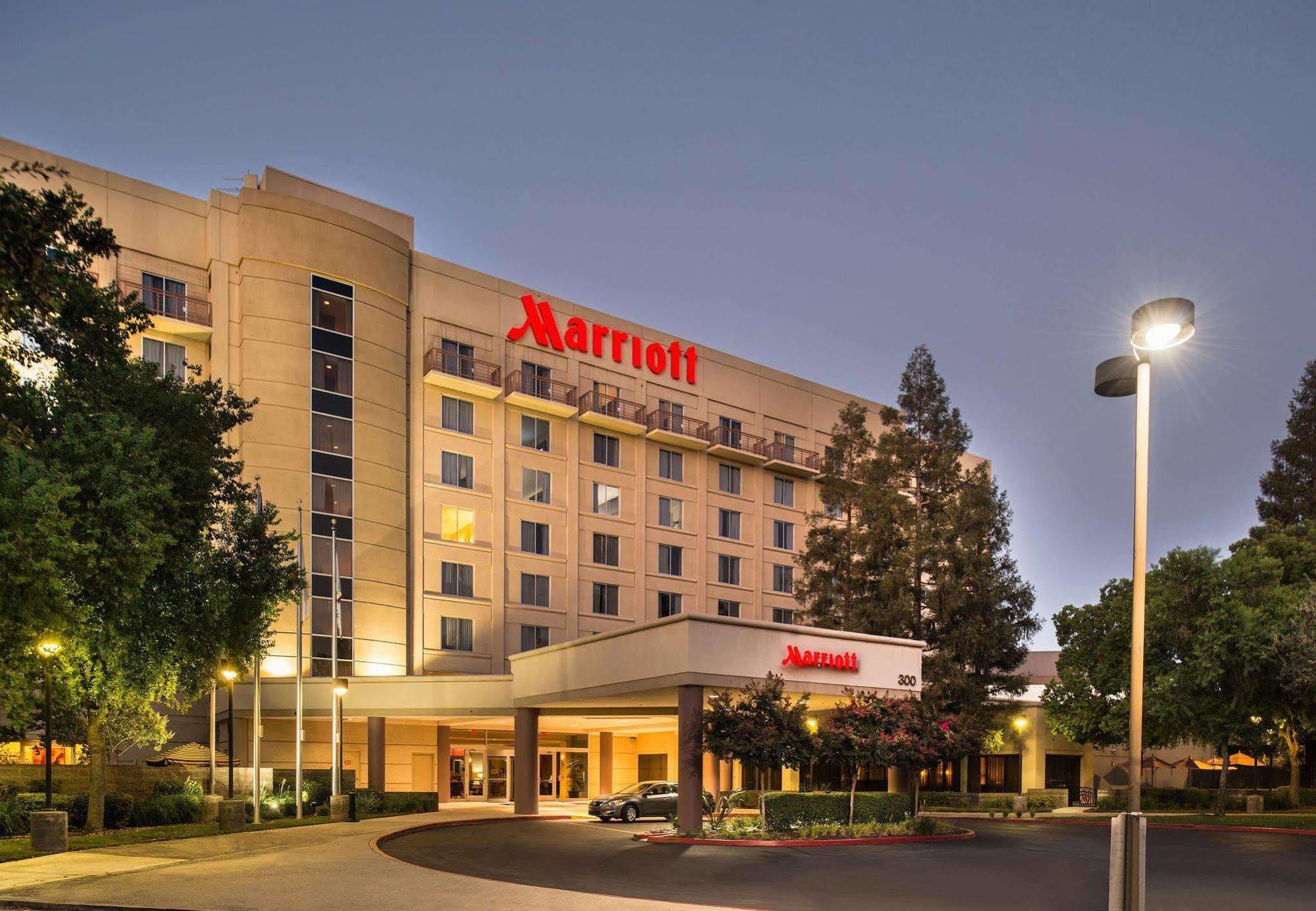 Отель Visalia Marriott At The Convention Center Экстерьер фото
