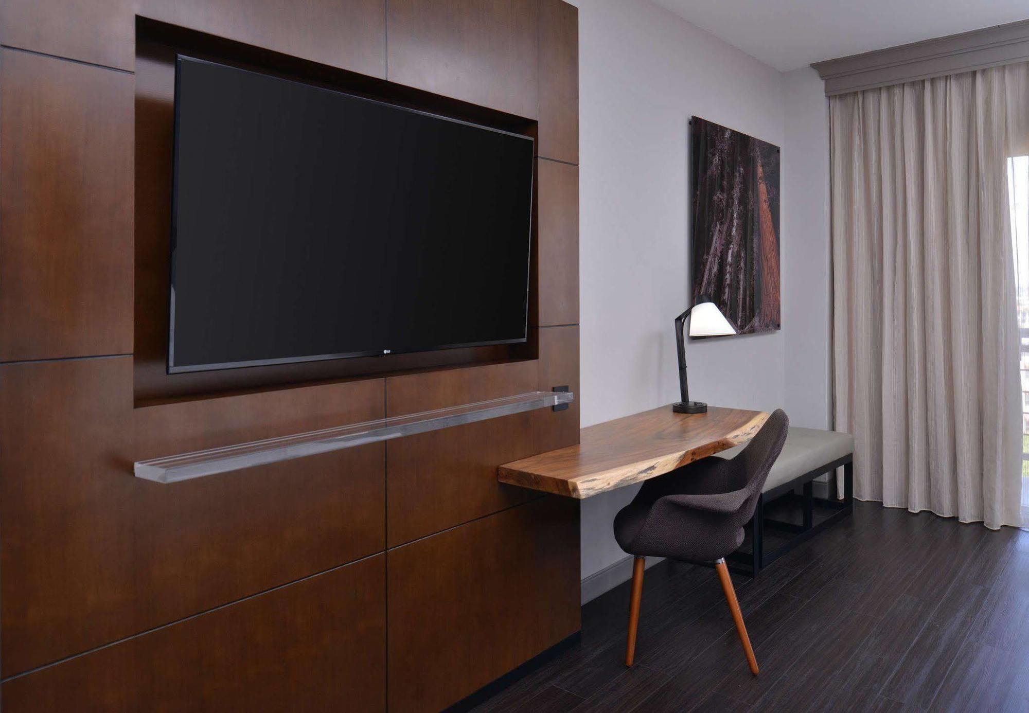 Отель Visalia Marriott At The Convention Center Экстерьер фото