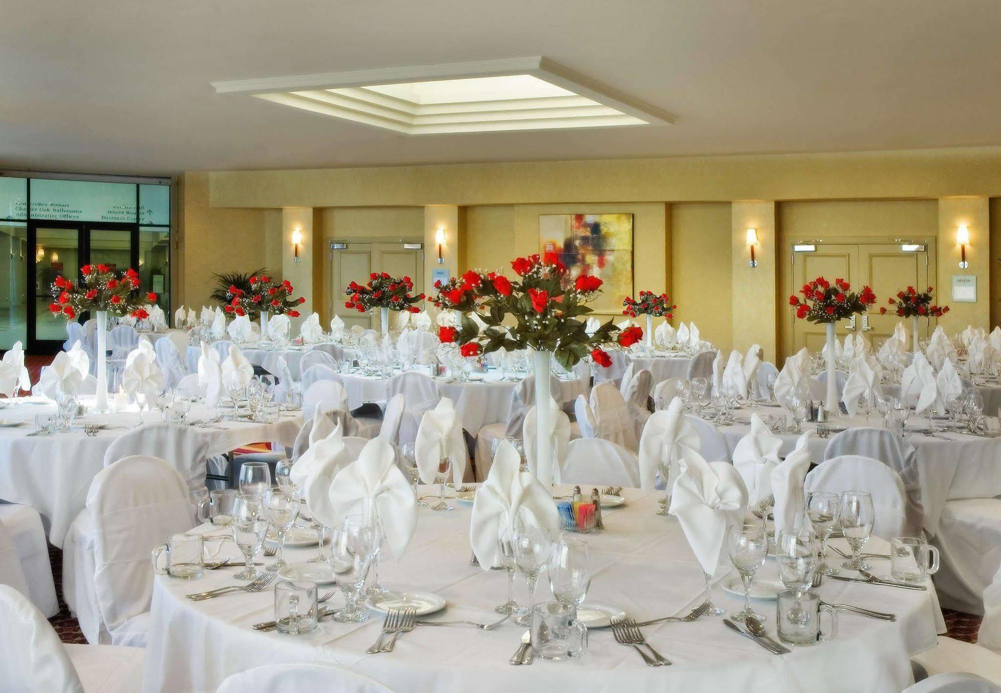 Отель Visalia Marriott At The Convention Center Экстерьер фото